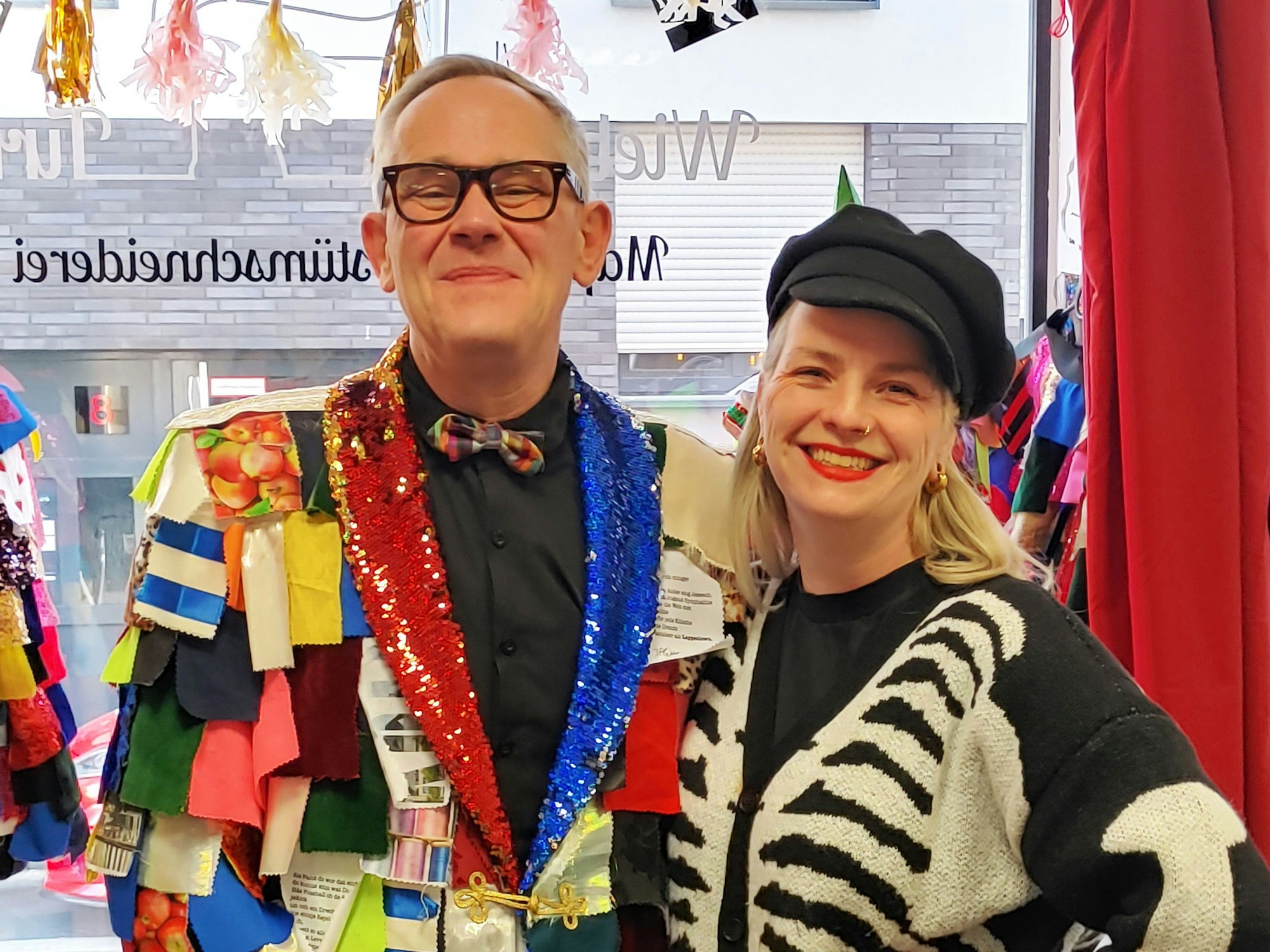 JP Weber und Wiebke Tirrel zeigen ein Kostüm.