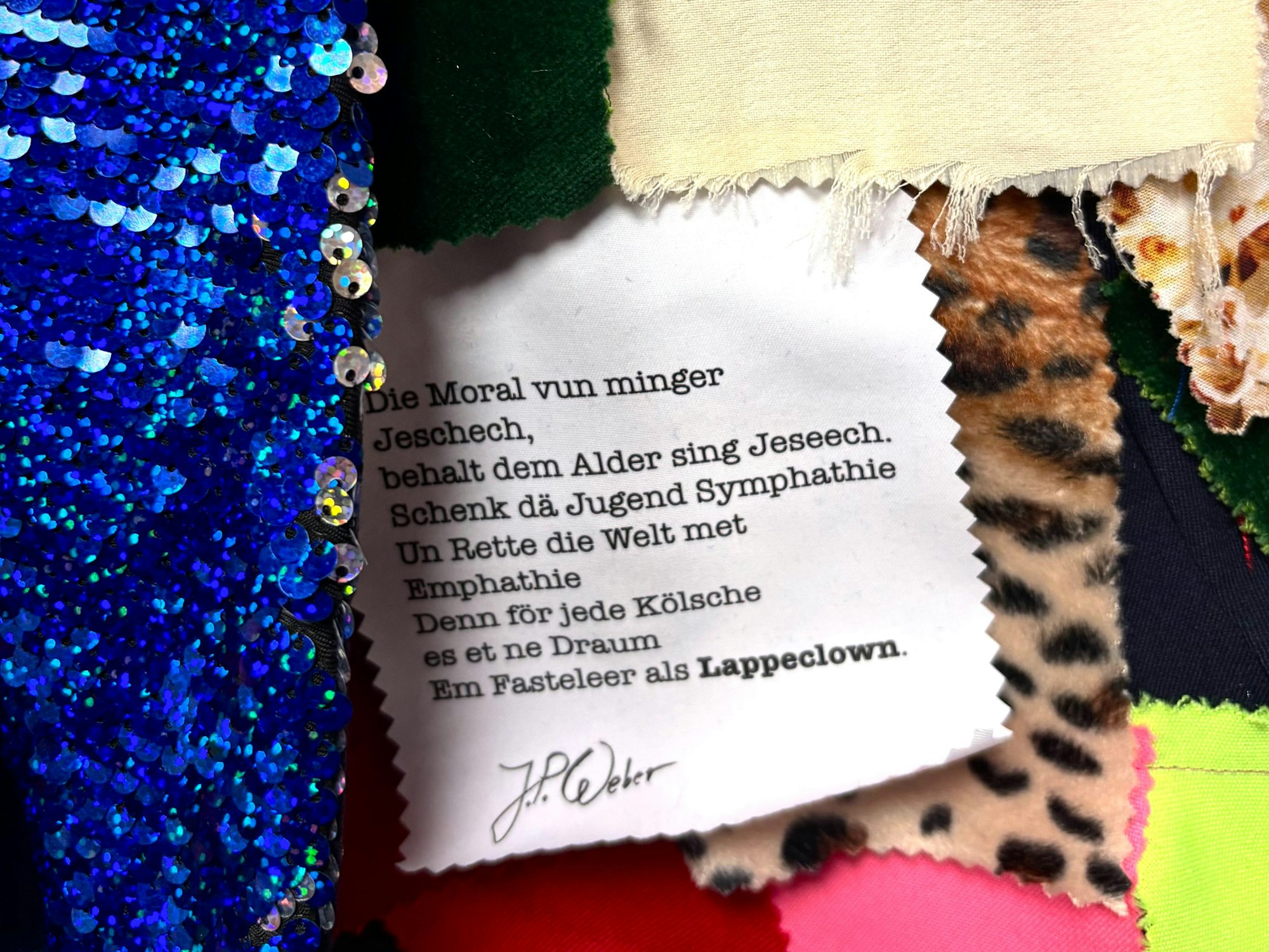 Ein Lappen im Kostüm mit einem Gedicht.