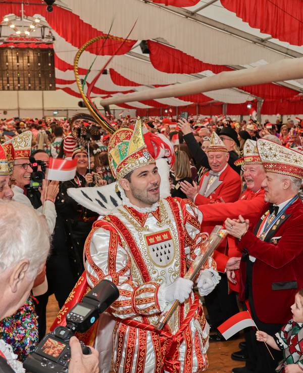 Prinz Niklas zieht durch die Menge ins Festzelt ein.