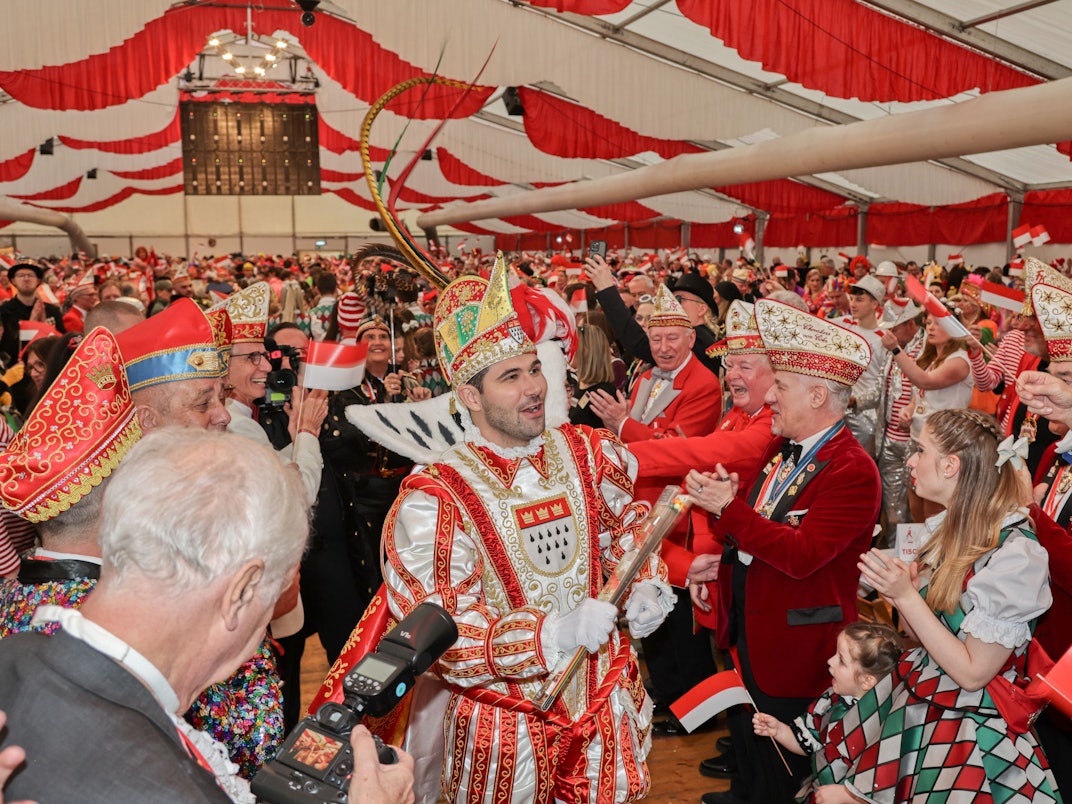 Prinz Niklas zieht durch die Menge ins Festzelt ein.