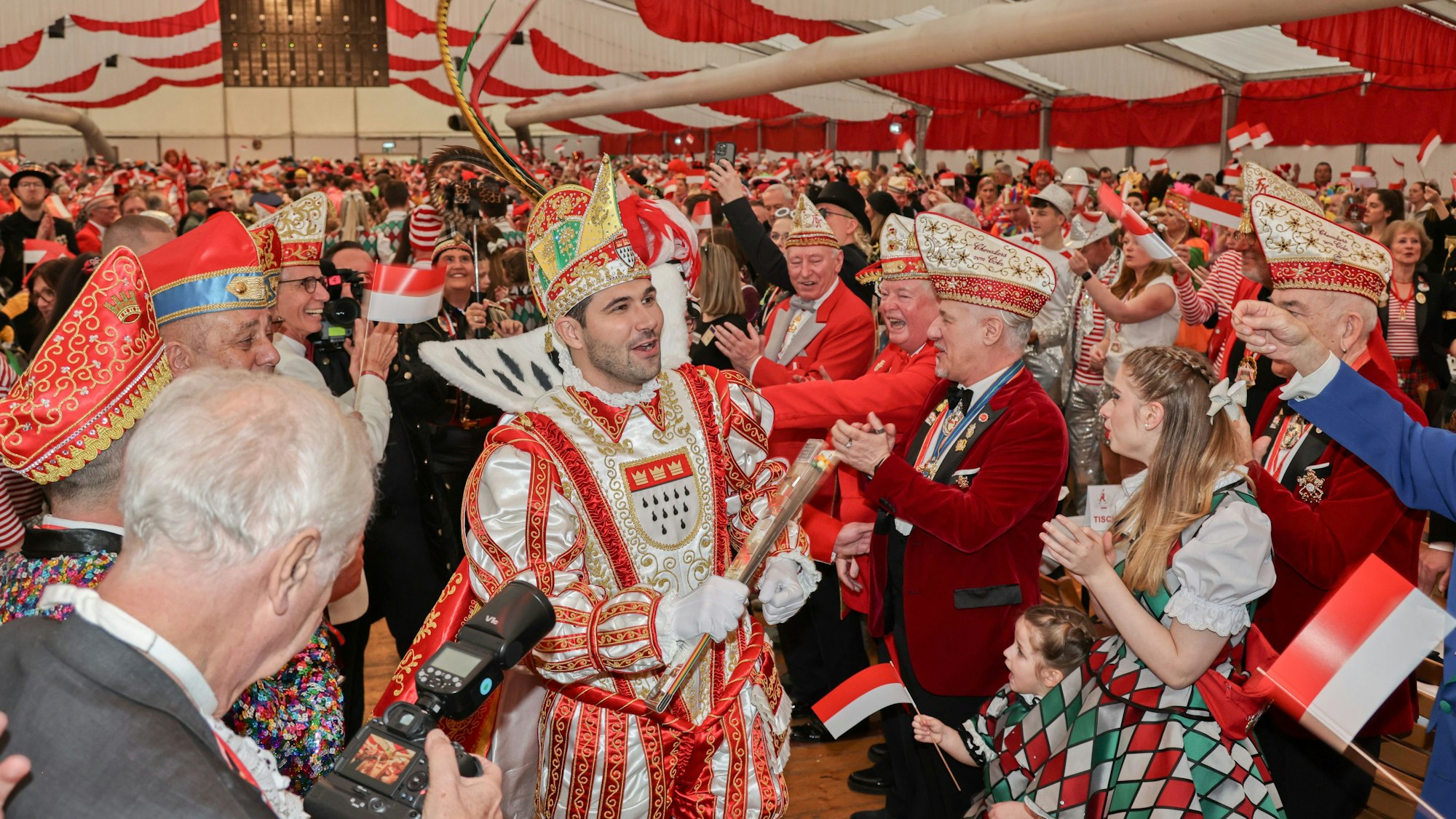 Prinz Niklas zieht durch die Menge ins Festzelt ein.