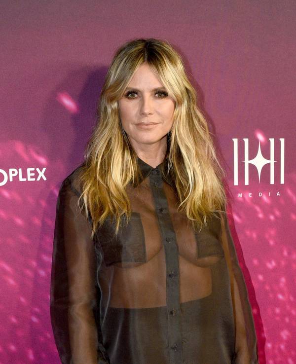 Heidi Klum strahlt bei der Premiere von „Paris Hilton’s Infinite Icon: A Visual Memoir“ am 20.01.2026 im AMC The Grove in Los Angeles.