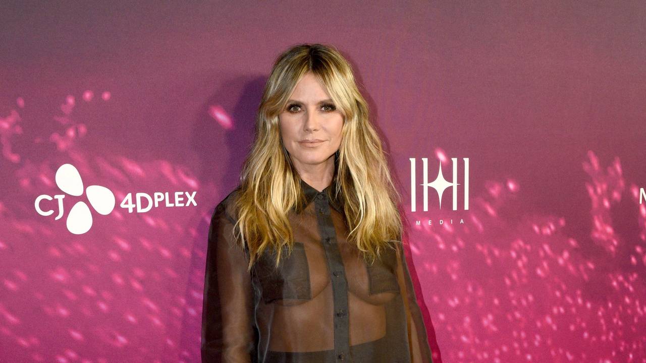 Heidi Klum strahlt bei der Premiere von „Paris Hilton’s Infinite Icon: A Visual Memoir“ am 20.01.2026 im AMC The Grove in Los Angeles.