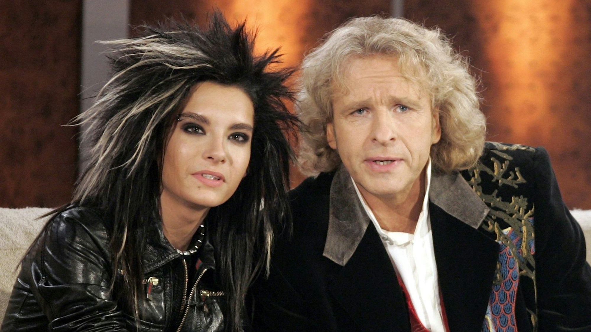 Bill Kaulitz nahm 2007 auf der „Wetten, dass ..?“-Couch neben Thomas Gottschalk Platz. Jetzt beerbt der Musiker den langjährigen Showmaster gemeinsam mit seinem Zwillingsbruder. (Bild: 2007 Getty Images/Ralph Orlowski)
