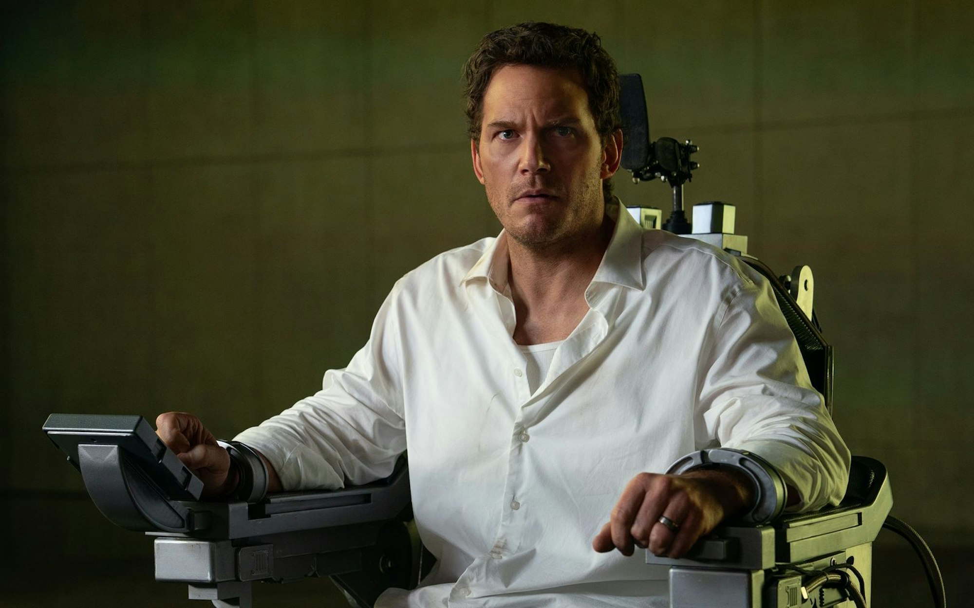 Im Sci-Fi-Thriller „Mercy“ (aktuell im Kino) wird Chris Pratt des Mordes an seiner Frau verdächtigt. (Bild: Justin Lubin/2025 Amazon Content Services LLC/Sony)