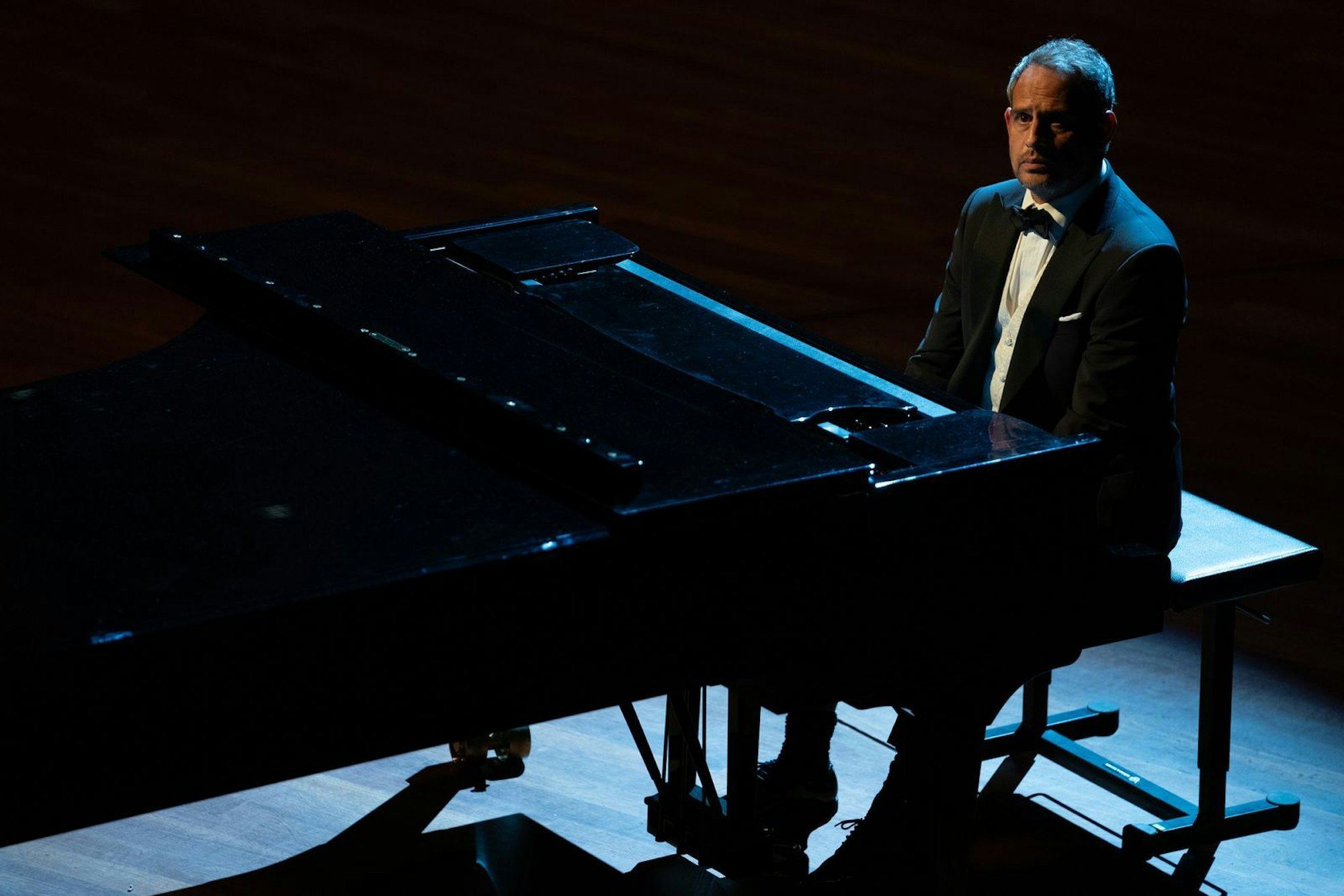 Moritz Bleibtreu spielt die Rolle des Robert Bertel. Er ist Vater eines Mitglieds von „The Kollective“ und ein renommierter Pianist. (Bild: ZDF und © Submarine)