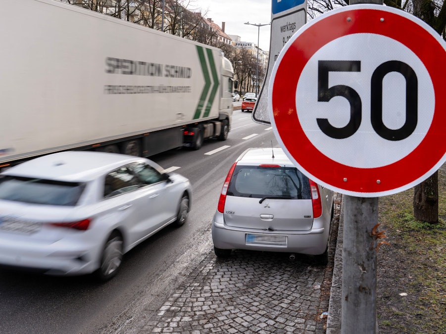 Verkehr auf einer Straße mit Geschwindigkeitsbegrenzung