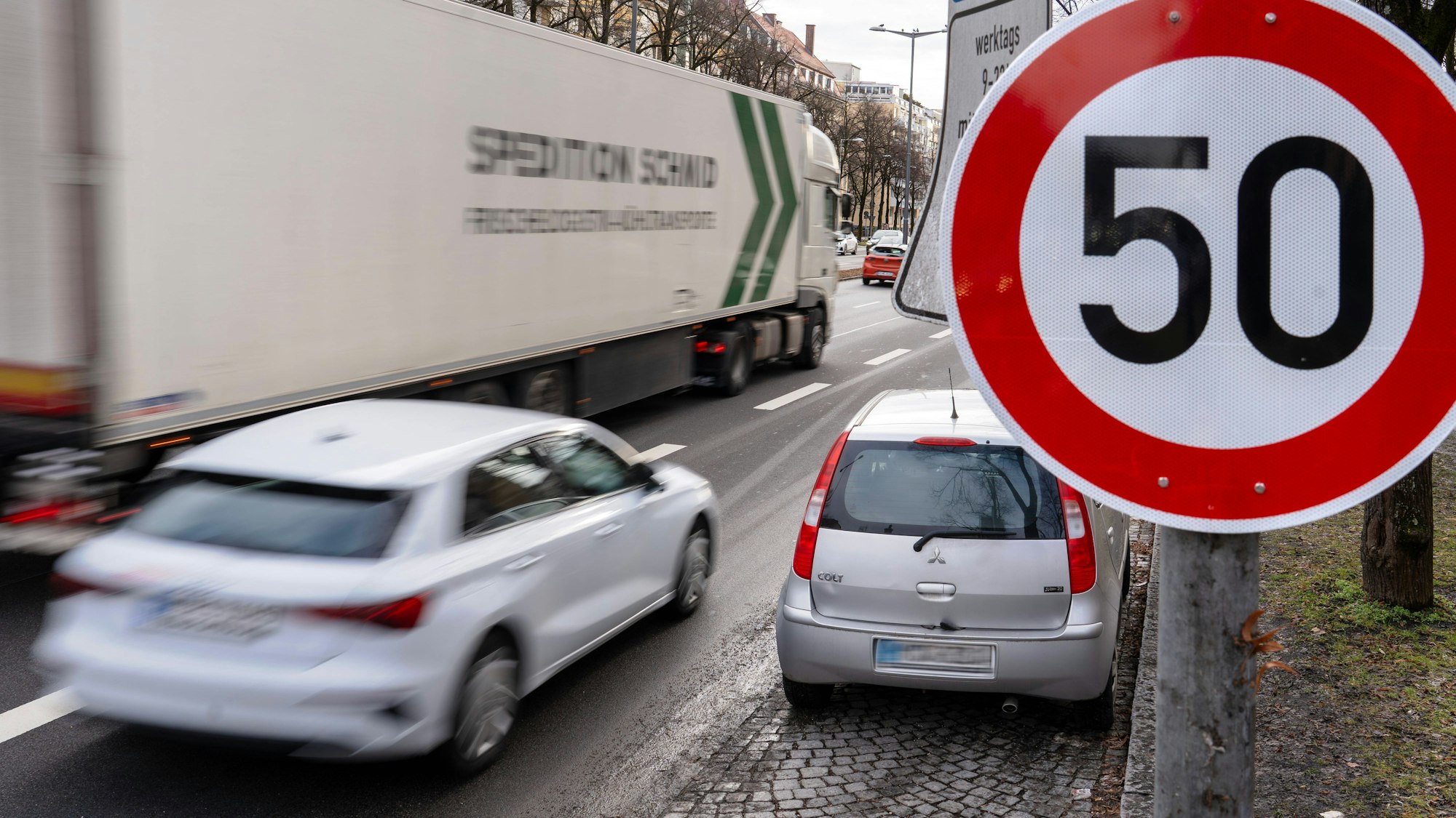Verkehr auf einer Straße mit Geschwindigkeitsbegrenzung