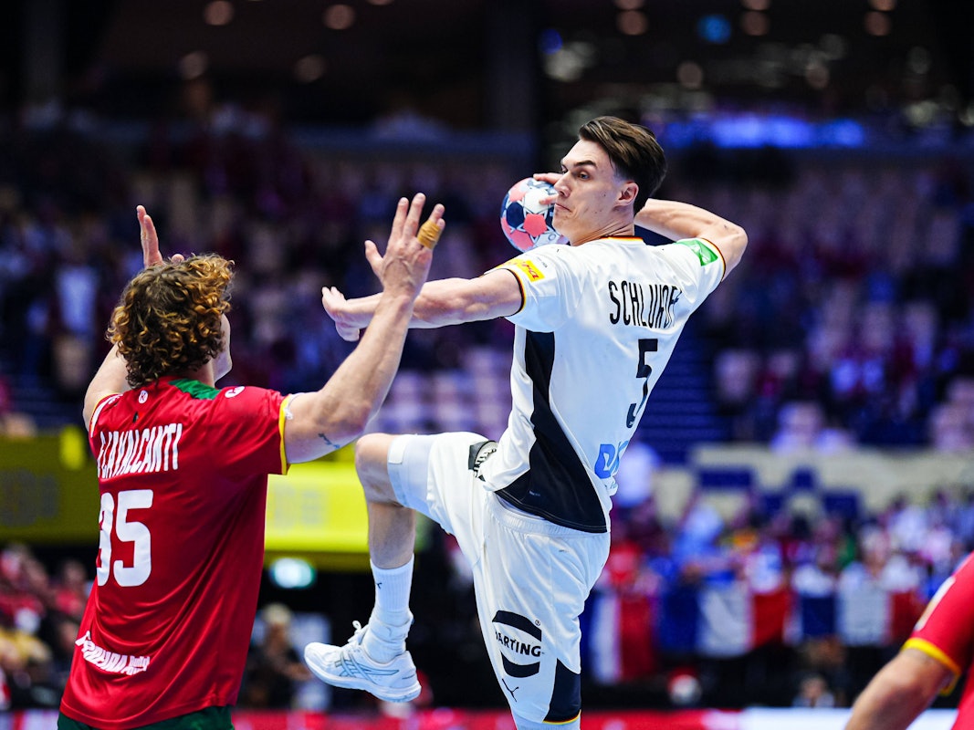 Miro Schluroff steigt zum Wurf hoch.