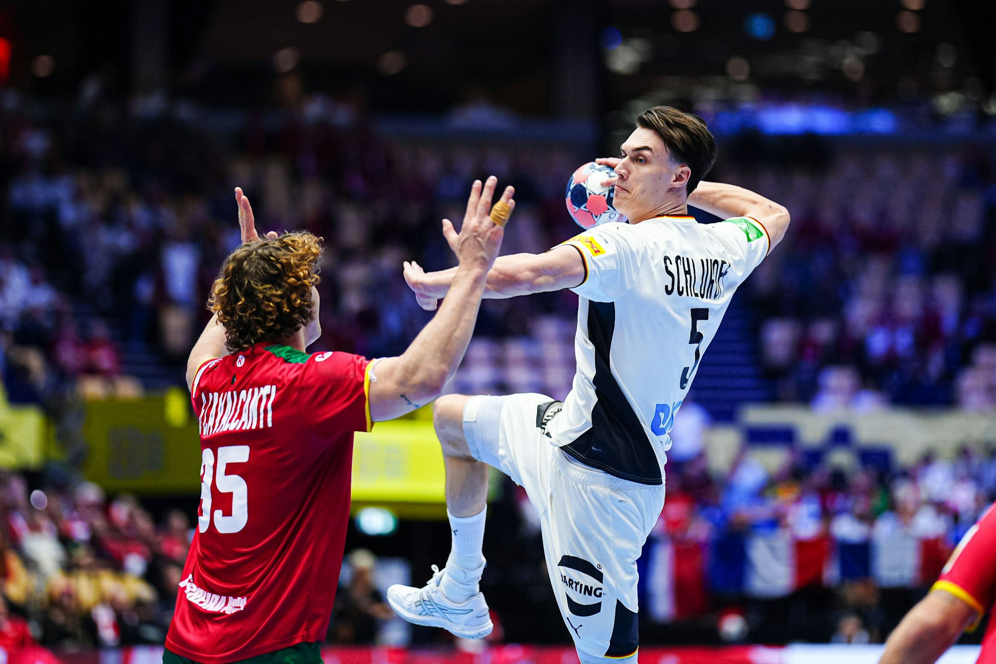 Miro Schluroff steigt zum Wurf hoch.