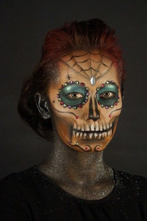 Eine Frau ist als Totenkopf anlässlich des mexikanischen "Tag der Toten" geschminkt