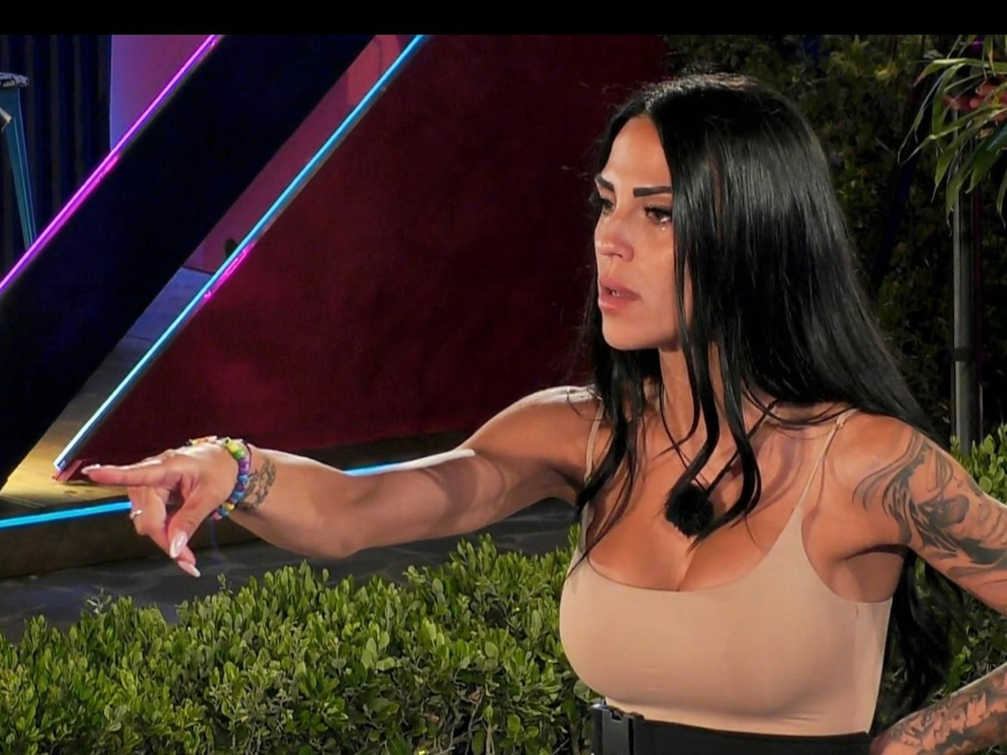 „Du bist das Allerletzte“: Elena rechnet mit David ab. (Bild: RTL)