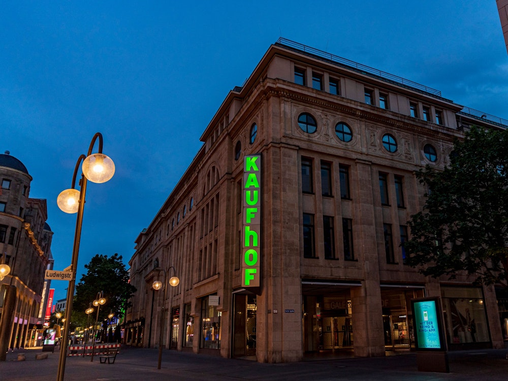 Mittwoch 03.06.2020 Köln Outbreak Shutdown Lockdown Coronavirus Corona Virus COVID-19 SARS-CoV-2 Pandemie
Die Käufhäuser von Galeria Kaufhof, Galeria Karstadt und Karstadt Sports, in der Kölner Innenstadt.
Die Geschäfte von Karstadt und Kaufhof waren durch die Corona-Krise lange Zeit geschlossen.
Gebäude Außenansicht Reklame Galeria Kaufhof Karstadt Kaufhaus Kaufhäuser
Kaufhof Schildergasse Ecke Hohe Straße
Aufgenommen am: 03.06.2020
Foto: Alexander Roll (Staff)