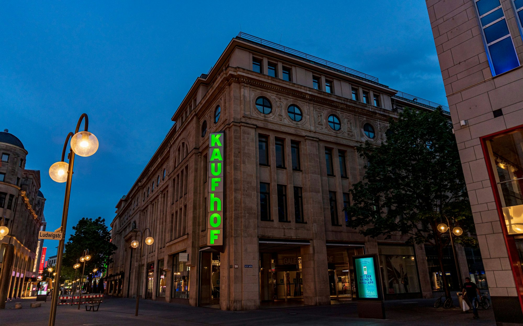 Mittwoch 03.06.2020 Köln Outbreak Shutdown Lockdown Coronavirus Corona Virus COVID-19 SARS-CoV-2 Pandemie
Die Käufhäuser von Galeria Kaufhof, Galeria Karstadt und Karstadt Sports, in der Kölner Innenstadt.
Die Geschäfte von Karstadt und Kaufhof waren durch die Corona-Krise lange Zeit geschlossen.
Gebäude Außenansicht Reklame Galeria Kaufhof Karstadt Kaufhaus Kaufhäuser
Kaufhof Schildergasse Ecke Hohe Straße
Aufgenommen am: 03.06.2020
Foto: Alexander Roll (Staff)