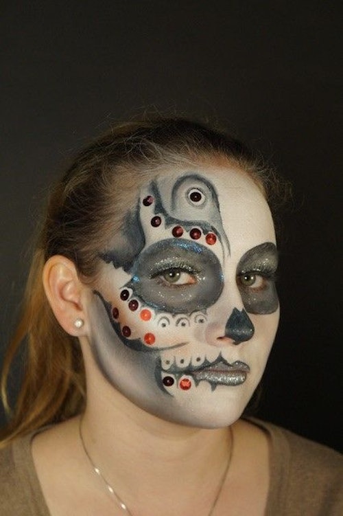 Eine Totenkopfmaske, dezent geschminkt