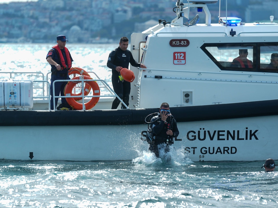 Türkische Suchtmannschaften auf dem Bosporus im Einsatz.