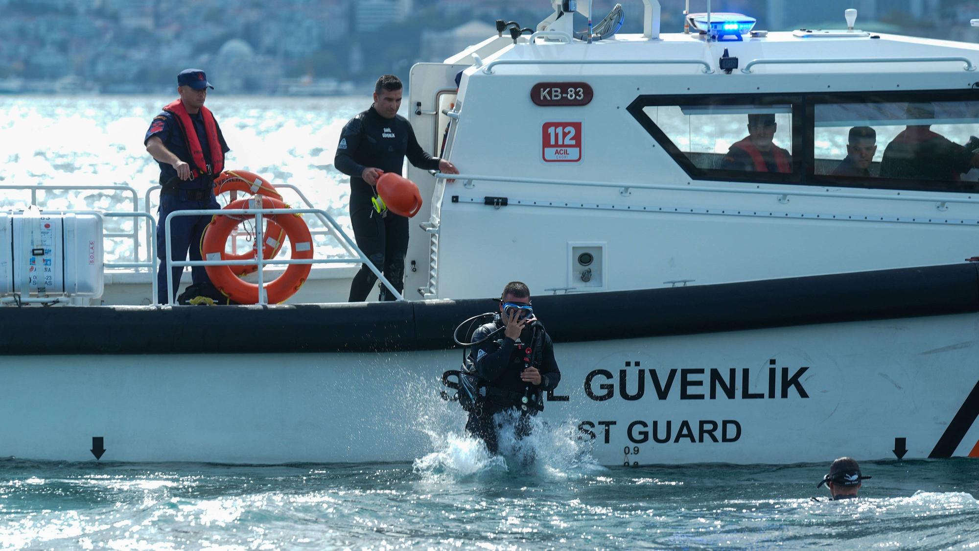 Türkische Suchtmannschaften auf dem Bosporus im Einsatz.
