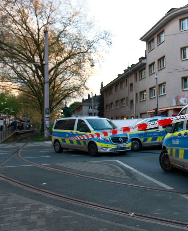 Die Polizei hat eine Straße abgesperrt.
