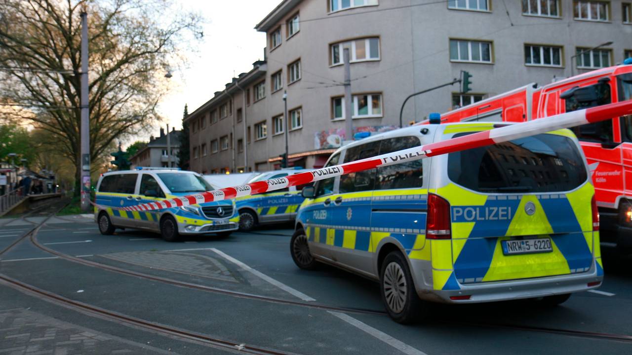 Die Polizei hat eine Straße abgesperrt.
