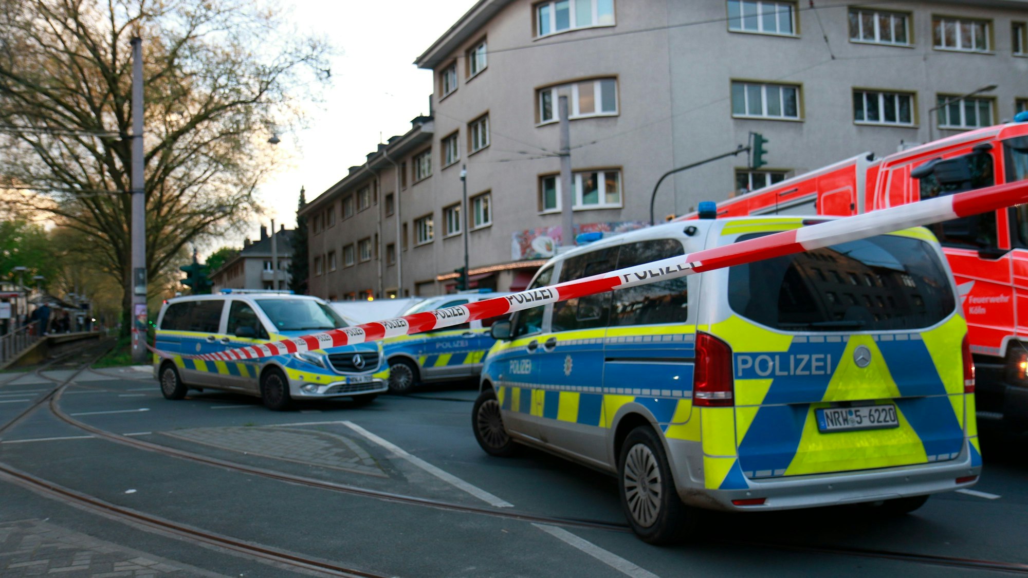 Die Polizei hat eine Straße abgesperrt.