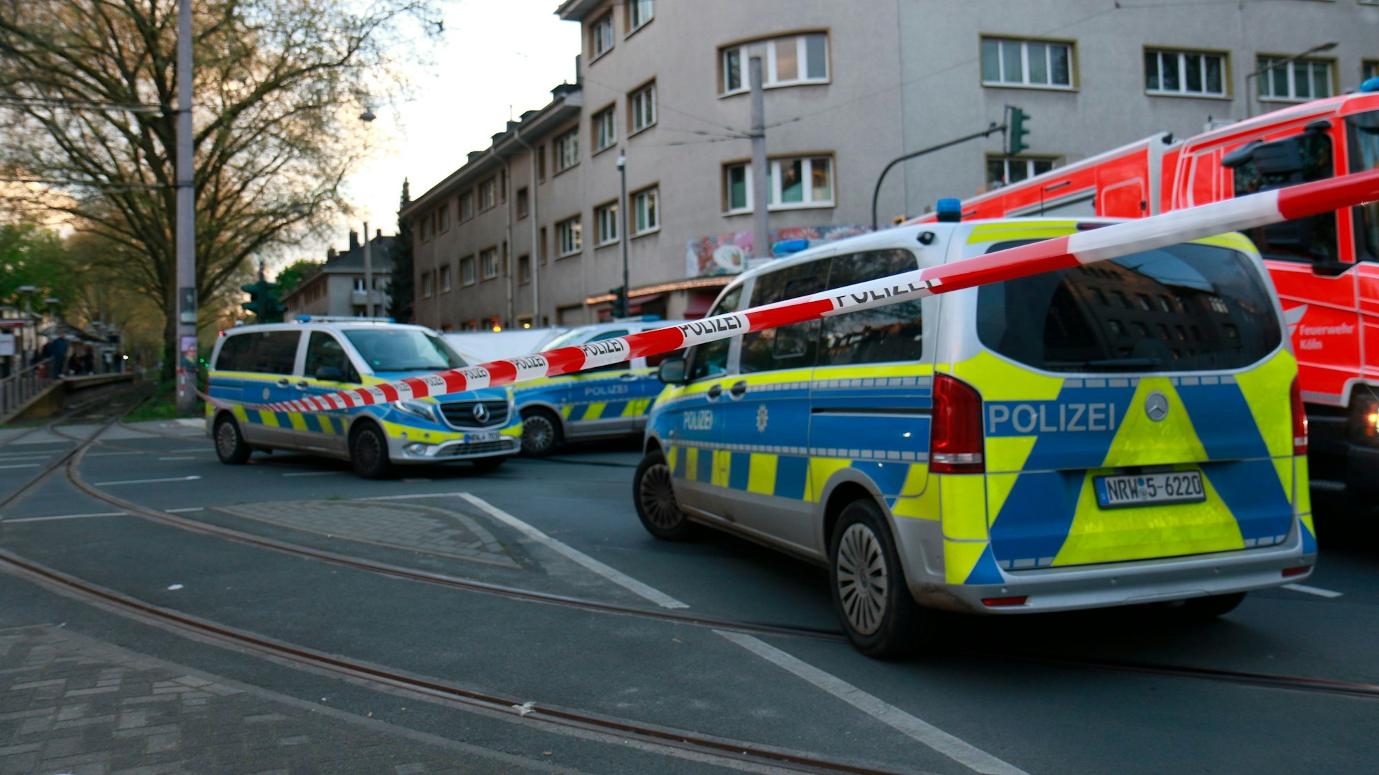 Polizei und Feuerwehr bei einem Einsatz in Köln (Symbolfoto). In Lövenich steuerte eine Seniorin ein Auto in eine Apotheke.