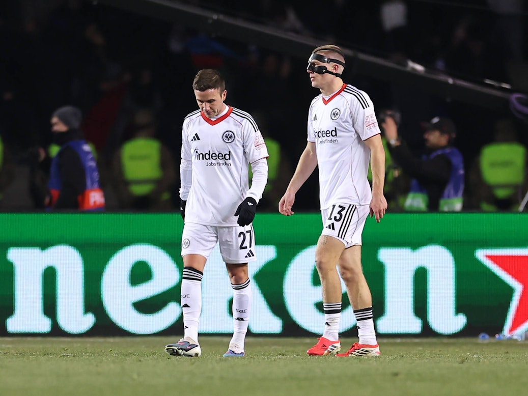 Mario Götze und Rasmus Kristensen gehen enttäuscht über den Platz.