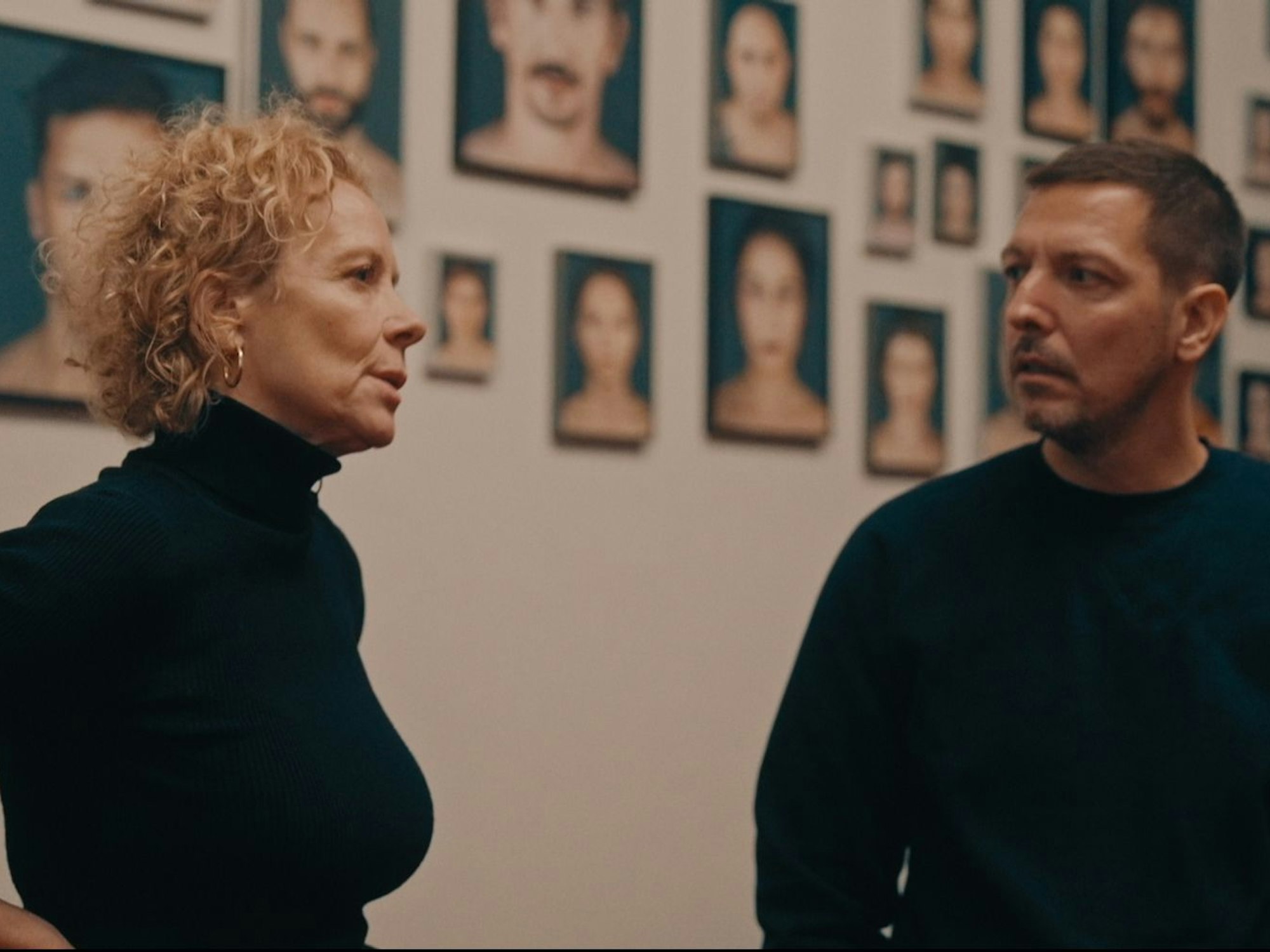 Katja Riemann will in „German Guilt“ mit Thilo Mischke mehr über das Schicksal ihrer Großmutter herausfinden. (Bild: ZDF/ Leonard Schmidt)