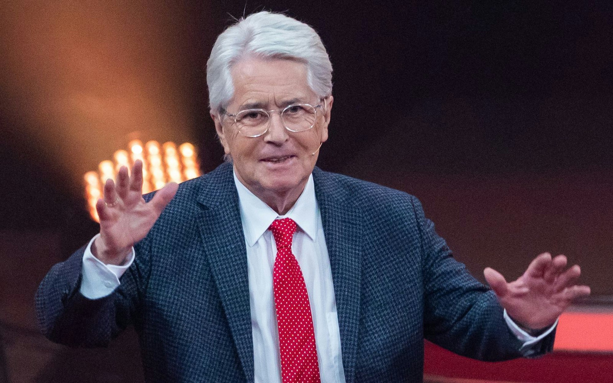 Showerfinder Frank Elstner findet es gut, dass „Wetten, dass..?“ künftig von Bill und Tom Kaulitz moderiert wird. (Bild: 2019 Getty Images/Joshua Sammer)