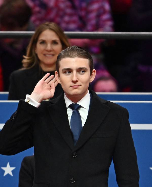 Barron Trump gestikuliert, nachdem er von seinem Vater, US-Präsident Donald Trump, begrüßt wurde.