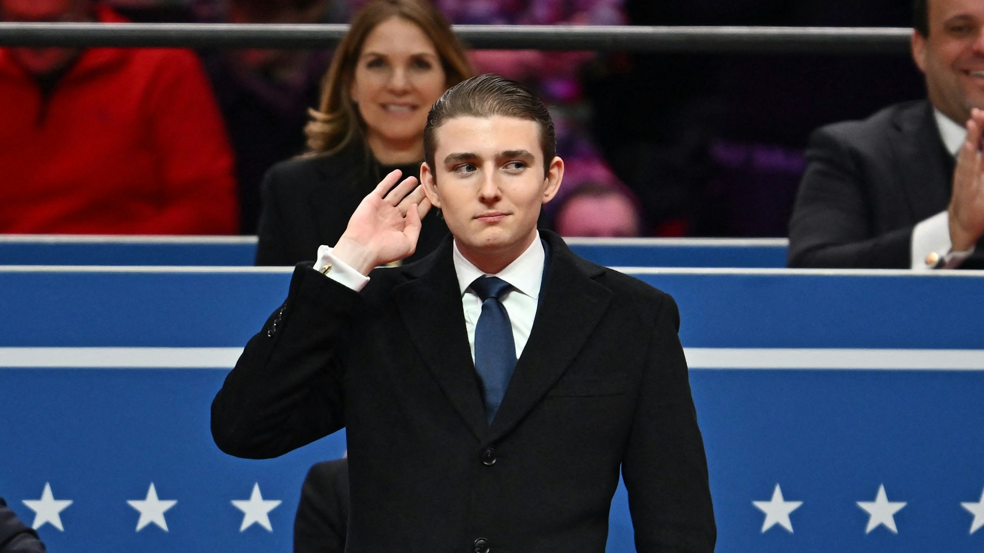 Barron Trump gestikuliert, nachdem er von seinem Vater, US-Präsident Donald Trump, begrüßt wurde.