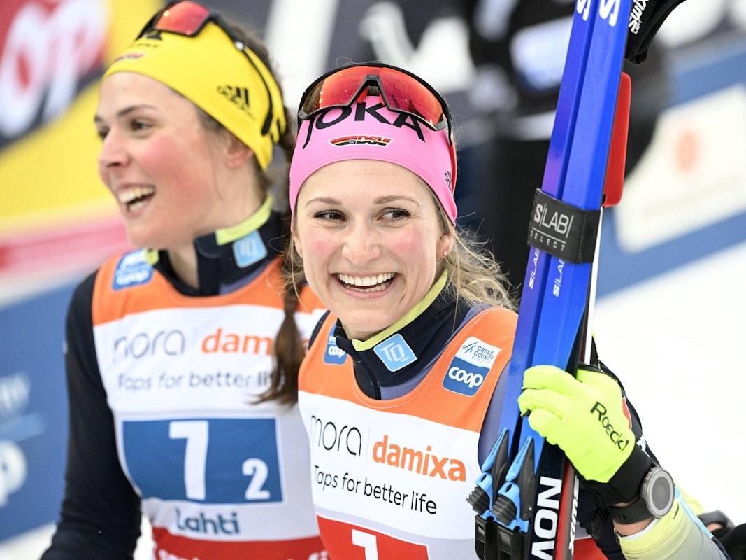 Coletta Rydzek und Laura Gimmler (r.) lächeln nach einem Rennen.