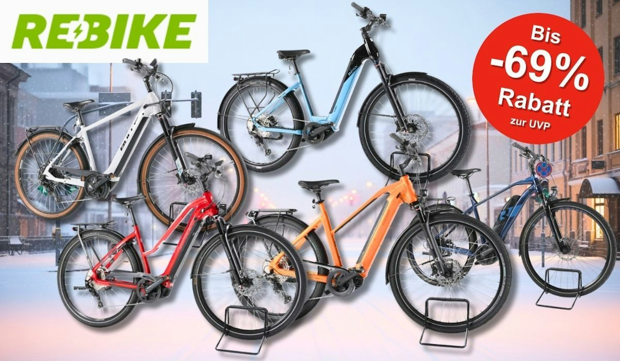Verschiedene Trekking-, City- und Mountain-E-Bike Modelle. Im Hintergrund eine schneebedecktes Stadtzentrum am frühen Abend in blau-rotem Licht.