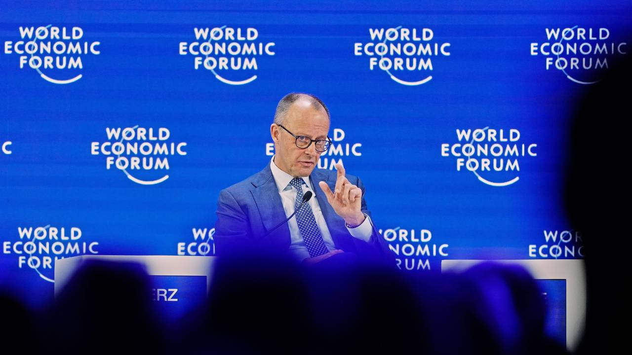 Bundeskanzler Friedrich Merz (CDU) spricht auf dem Podium während der Jahrestagung des Weltwirtschaftsforums.