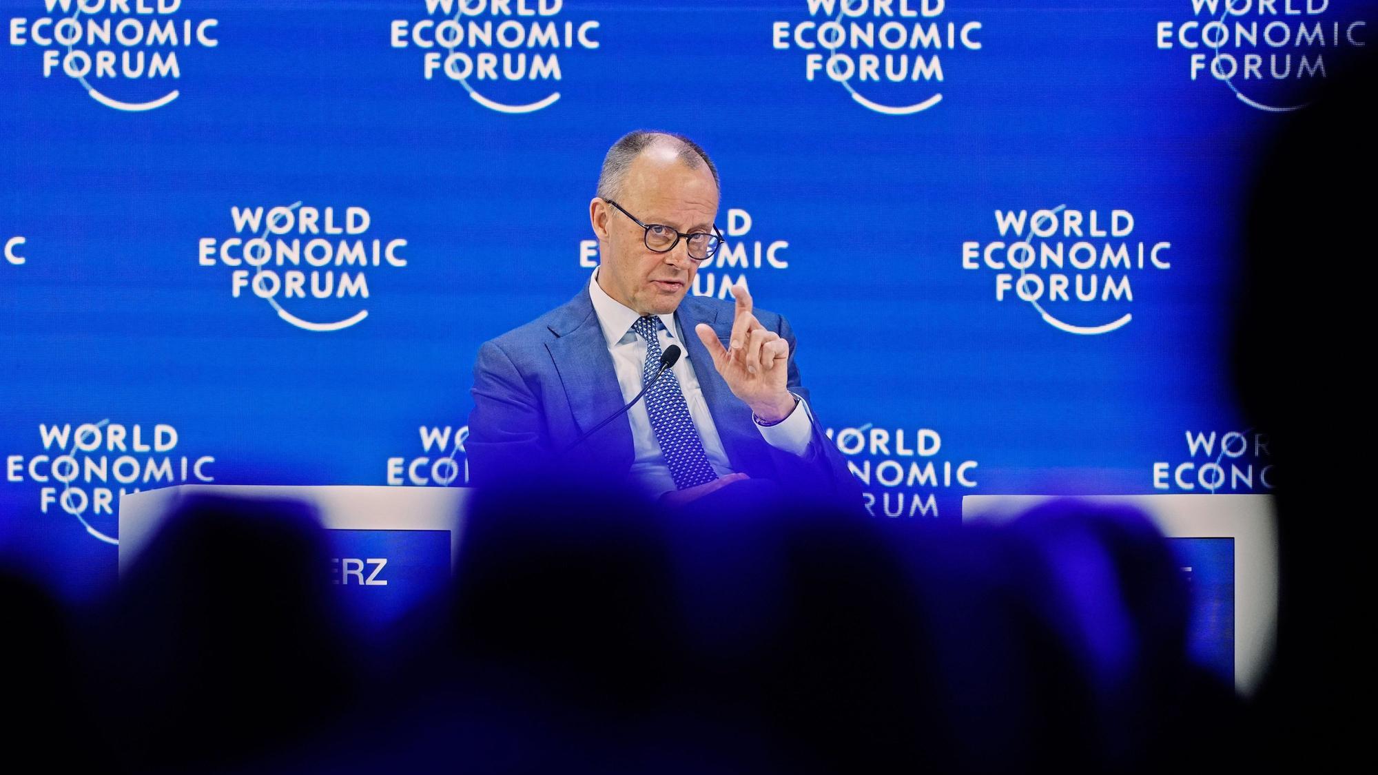 Bundeskanzler Friedrich Merz (CDU) spricht auf dem Podium während der Jahrestagung des Weltwirtschaftsforums.