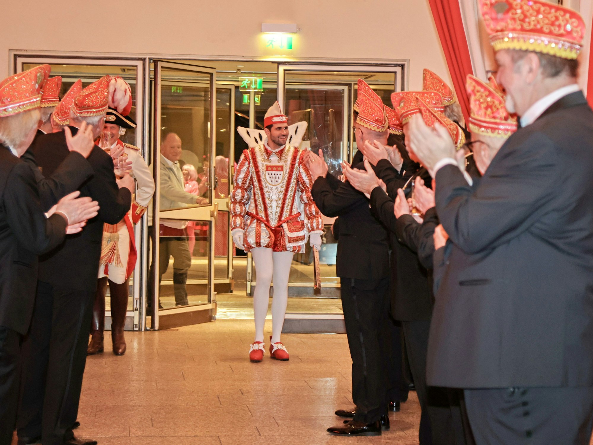 Prinz Niklas läuft durch ein Spalier im Gürzenich.