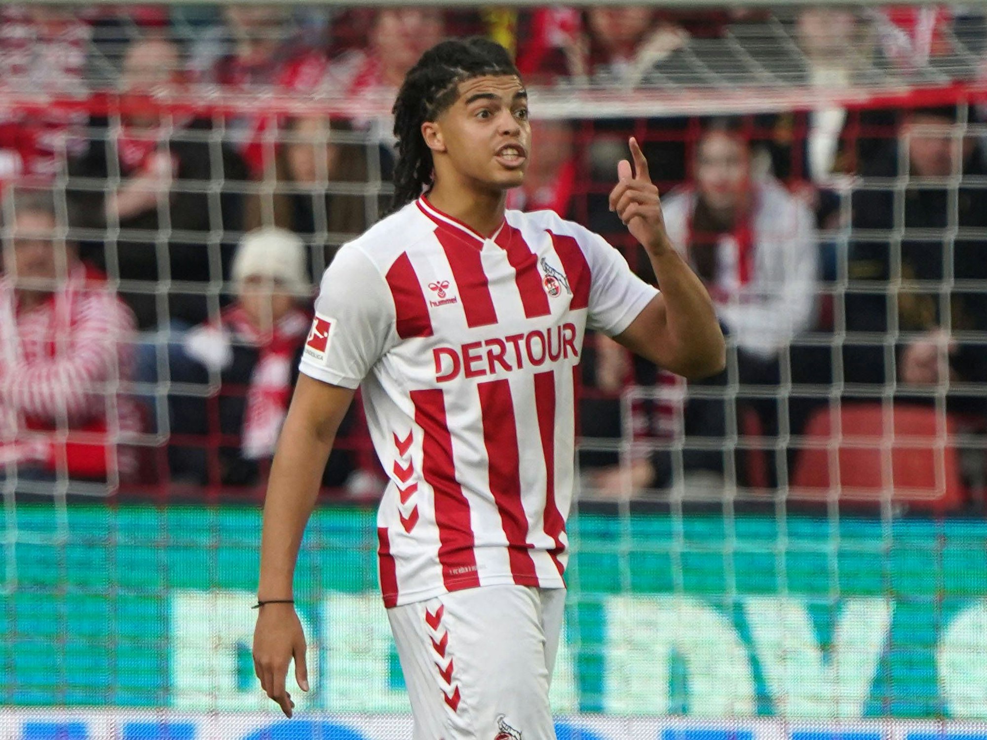 Jahmai Simpson-Pusey schaut aggressiv und macht jemandem eine Ansage.