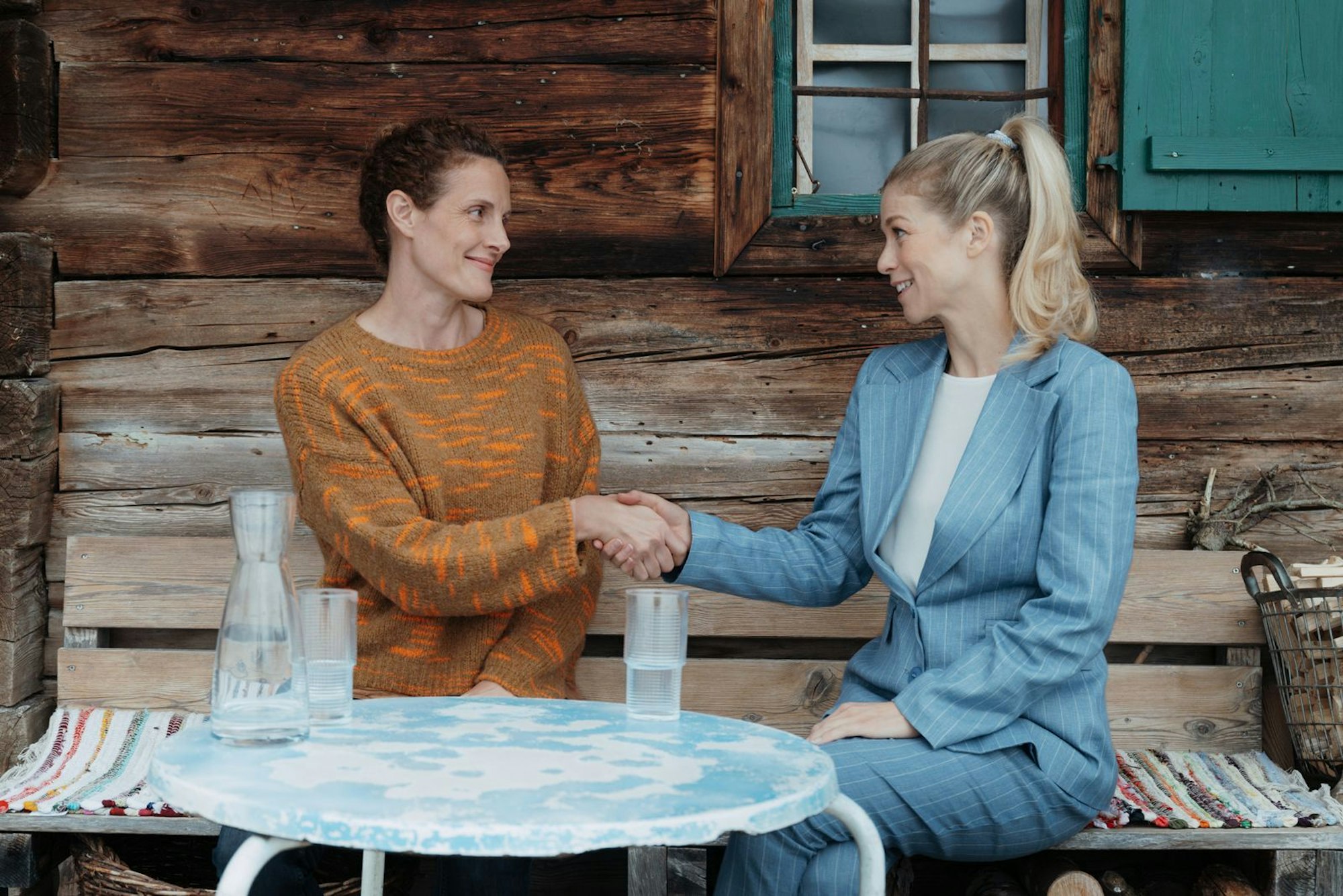 Unverhofft kommt oft: Martins Frau Karin Bachmeier (Hilde Dalik, rechts) besucht die vom Erbstreit um den Landhandel zermürbte Caro Pflüger (Barbara Lanz) und bietet Unterstützung an. (Bild: ZDF/Sabine Finger Fotografie)