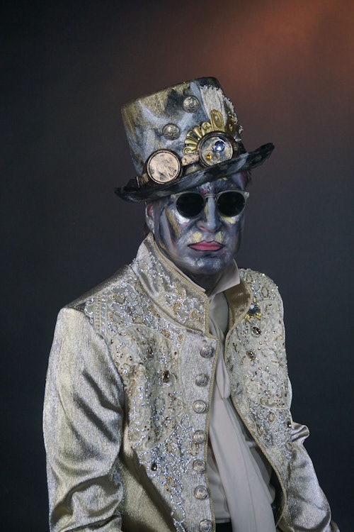 Ein Mann ist als Steampunk geschminkt