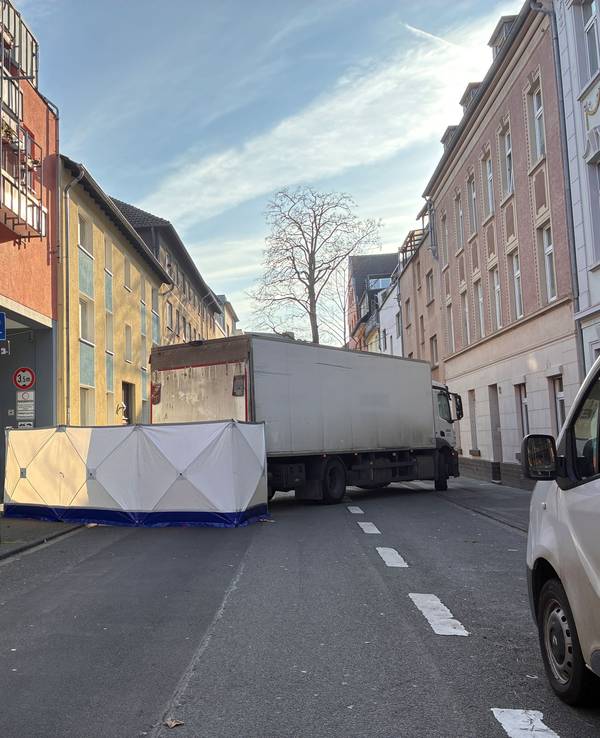 Ein Lkw steht quer auf der Fahrbahn, davor ein aufgebauter Sichtschutz.