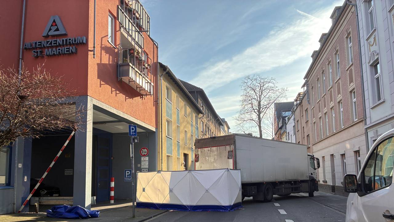 Ein Lkw steht quer auf der Fahrbahn, davor ein aufgebauter Sichtschutz.