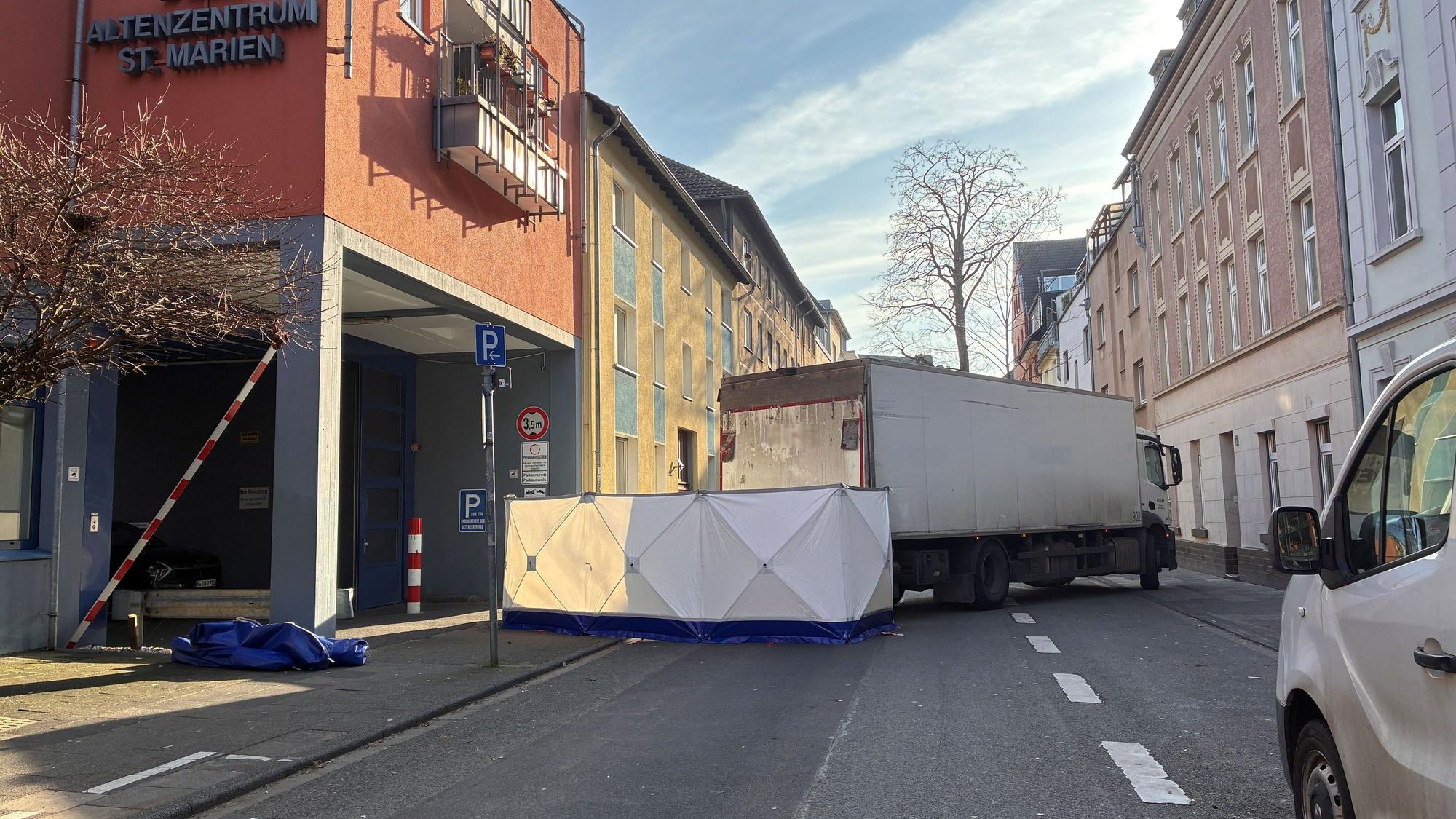 Ein Lkw steht quer auf der Fahrbahn, davor ein aufgebauter Sichtschutz.