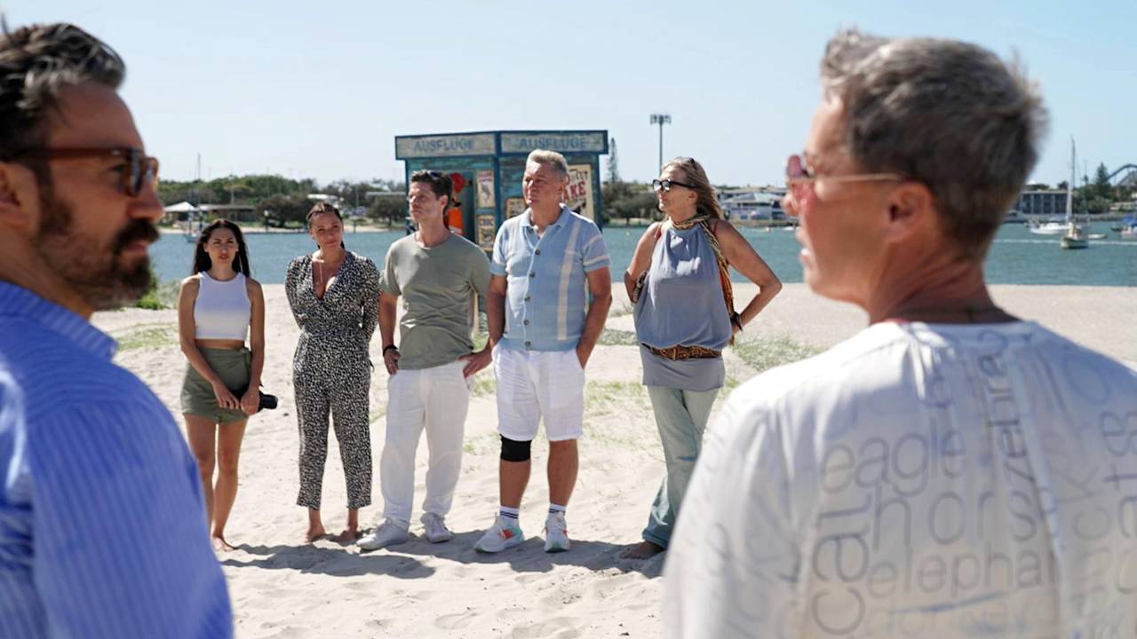 Jan Köppen und Sonja Zietlow begrüßen Samira Yavuz, Simone Ballack, Stephen Dürr, Hubert Fella und Nicole Belstler-Boettcher (v.l.) zu ihrem ersten Abenteuer in Australien.