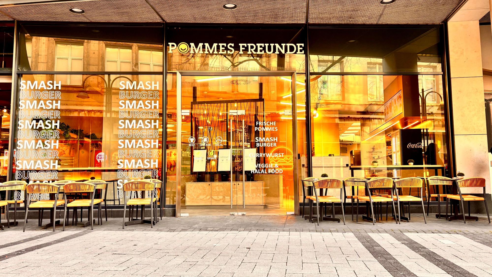 Die Fastfood-Kette „Pommes Freunde“ hat jetzt auch eine Filiale in Köln.