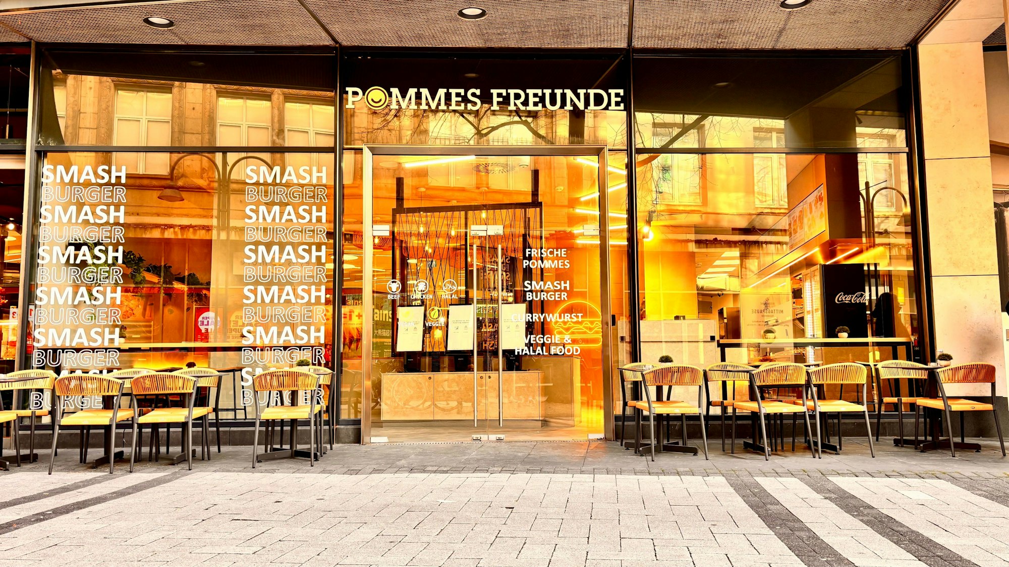 Die Fastfood-Kette „Pommes Freunde“ hat jetzt auch eine Filiale in Köln.
