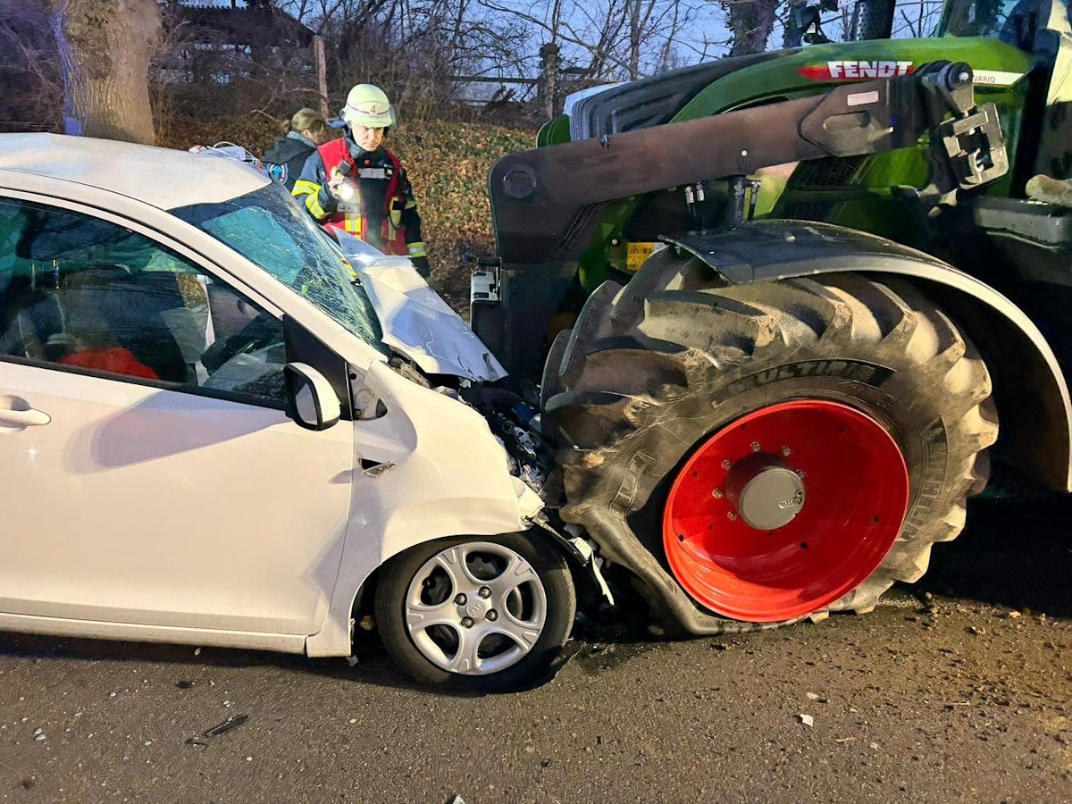 Das Bild zeigt einen Kleinwagen, der gegen einen Traktor geprallt war.