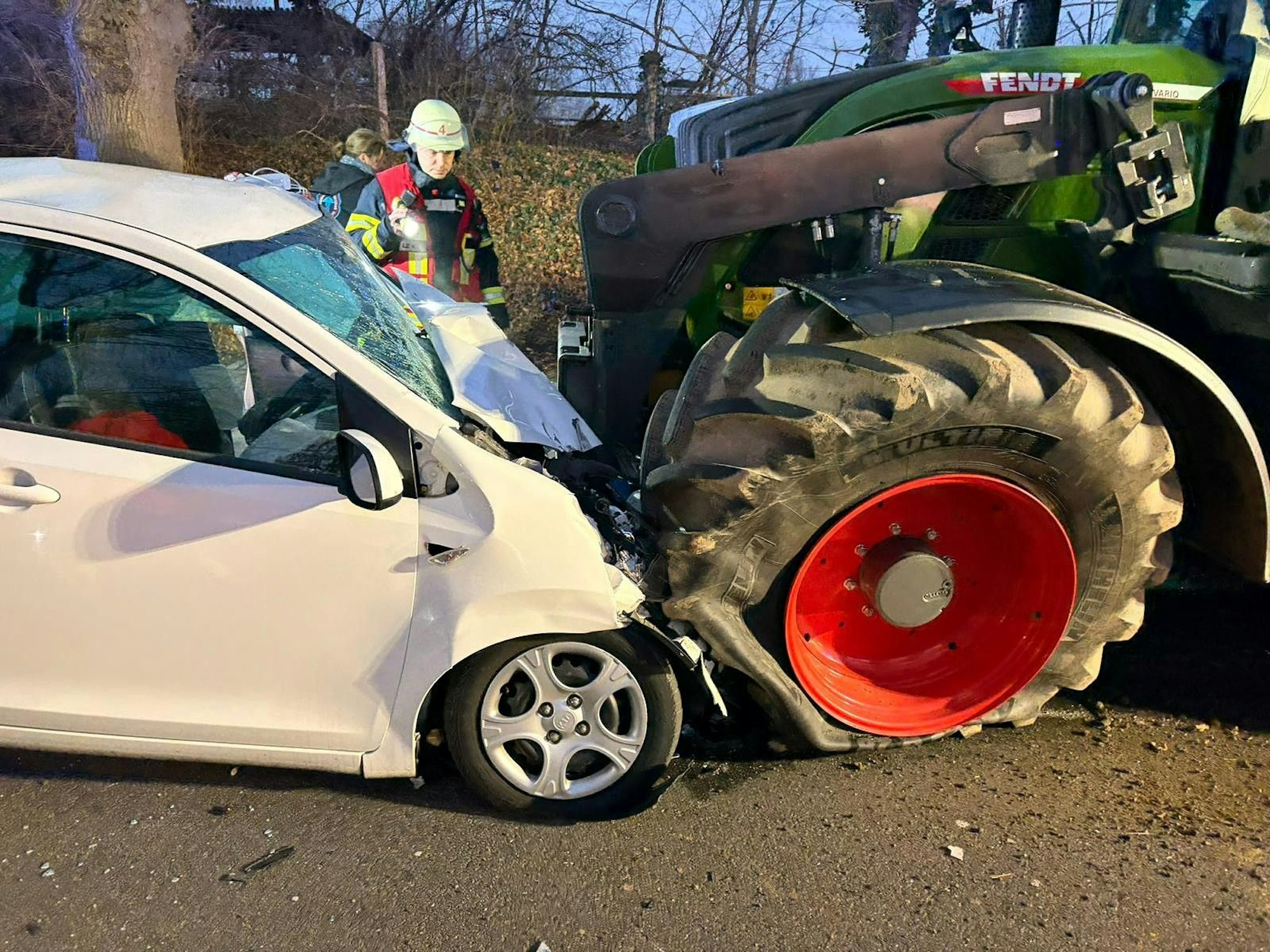 Das Bild zeigt einen Kleinwagen, der gegen einen Traktor geprallt war.