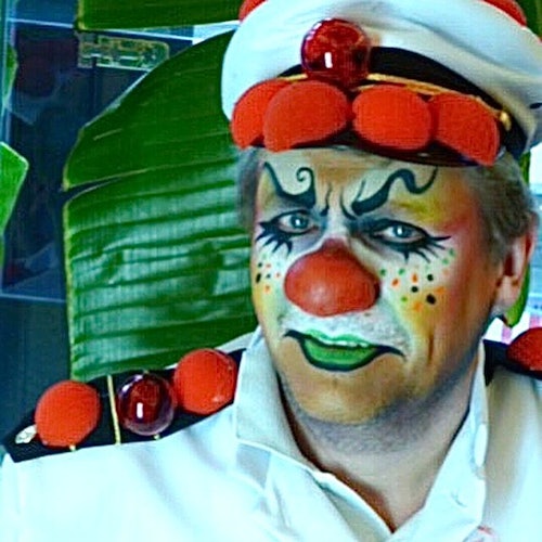 Ein jecker Seemann mit Clownsmund und knallroter Nase