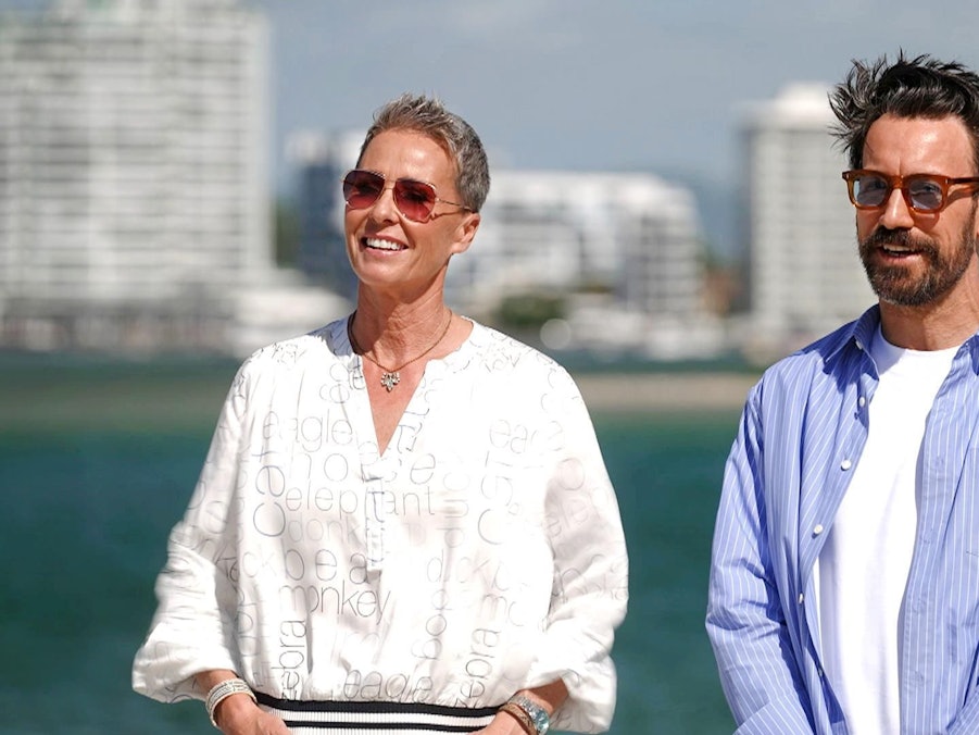 Sonja Zietlow und Jan Köppen lächeln zusammen vor der sonnigen Kulisse. Wie heiß wird es im Camp?