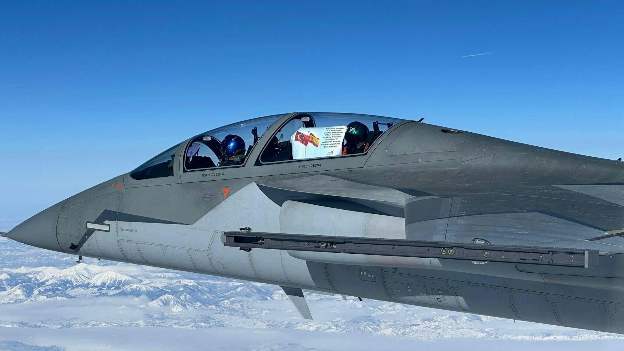 Testpiloten E. Çelik & O. Boran fliegen Flugzeug über Berge