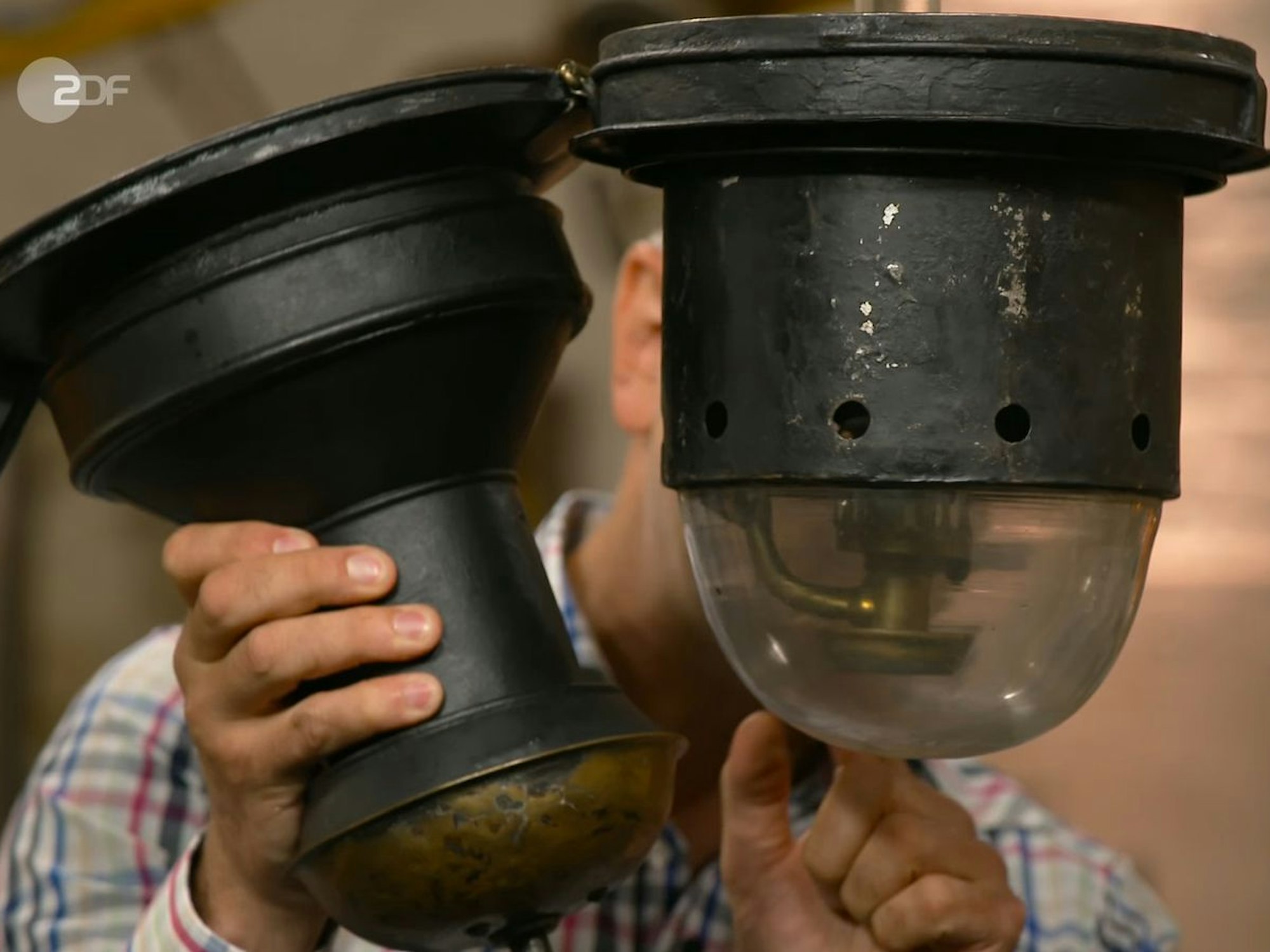 Die Öllampe hing einst in einem Personenzug. (Bild: ZDF)